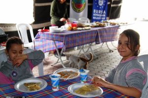 Bursa Orhaneli'de &uuml;niversite &ouml;ğrencileri yararına kermes