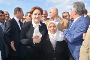 Meral Akşener'e ilgin&ccedil; pankartlı karşılama