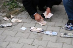 Yolda 20 bin lira buldu ama sahibine eksik verdi