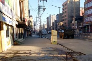 Y&uuml;ksekova'da polis şehir merkezindeki ara&ccedil;ları kaldırdı