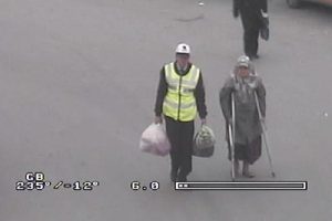 Yaşlı kadına yardım eden polise teşekk&uuml;r belgesi