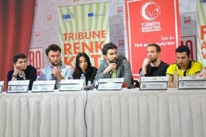 Basketbolcular trib&uuml;ne renk katan taraftarlarla bir araya geldi