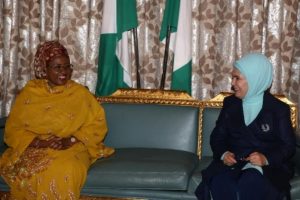 Emine Erdoğan, Buhari'nin eşi ile g&ouml;r&uuml;şt&uuml;