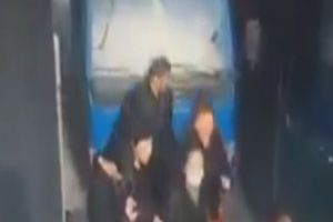 Kamyonet yayaların arasına daldı