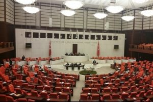 Bakan &Uuml;nal, milletvekilleri yemeğe gidince boş sıralara konuştu