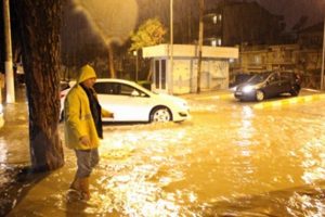 Sağanak yağış Manisa sokaklarını g&ouml;le &ccedil;evirdi!