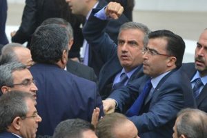 AK Partili ve CHP'li vekiller birbirine girdi!