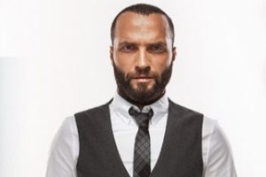 Evini gece kul&uuml;b&uuml;ne &ccedil;evirdi...