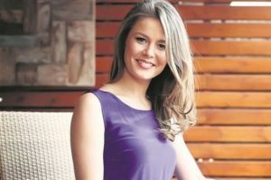 Burcu Biricik ailesiyle alışverişte...