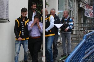 Bursa'da acil servis &ouml;n&uuml;nde dehşet sa&ccedil;an koca hakim karşısında ağladı