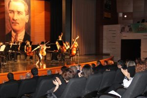 Bursa'da sokak hayvanları i&ccedil;in konser