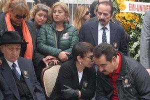 &Uuml;nl&uuml; sanat&ccedil;ılar yalnız bırakmadı...