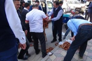 Zabıtalara kızdı simitleri yere sa&ccedil;tı