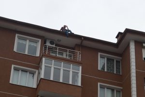 Bursa'da intihar i&ccedil;in &ccedil;atıya &ccedil;ıktı, kurtarın diye itfaiyeyi aradı!