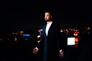 110 metre y&uuml;kseklikten aşkını haykırdı...