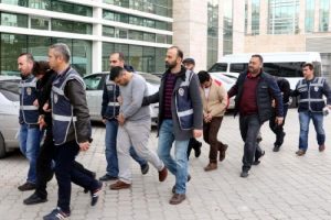 İşadamının aracını ve 450 bin lirasını &ccedil;alan ş&uuml;pheliler yakalandı