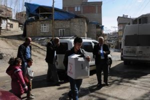 Y&uuml;ksekova'ya g&ouml;&ccedil; eden ailelere Kızılay'dan yardım
