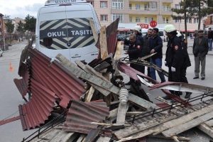 Sivas'ta şiddetli r&uuml;zgar 3 araca hasar verdi