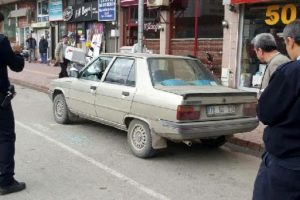 Park halindeki 5 aracın camını baltayla kırdı
