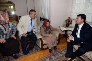 Bursa'da D&uuml;ndar'dan asırlık nineye ziyaret