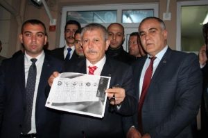 Se&ccedil;im &ouml;ncesi 'evet' m&uuml;h&uuml;rl&uuml; oy pusulası paylaşan başkana dava