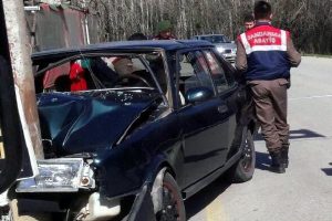Alkoll&uuml; s&uuml;r&uuml;c&uuml; direğe &ccedil;arptı: 2 yaralı