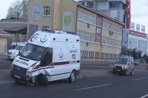 İki bacağı kopan hastayı taşıyan ambulans kaza yaptı: 3 yaralı