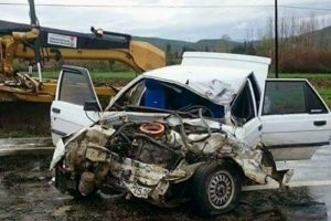 Kamyonetle otomobil &ccedil;arpıştı: 1 &ouml;l&uuml;, 5 yaralı