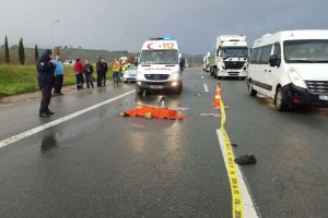 Bursa'da karşıdan karşıya ge&ccedil;mek isterken TIR'ın altında kalarak can verdi!