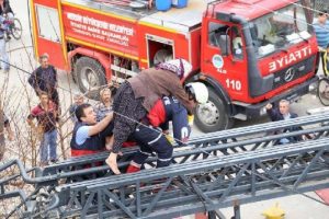 Yaşlı kadın, yanan evden son anda kurtarıldı