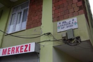 Tartıştığı karısını tabanca ile yaraladı