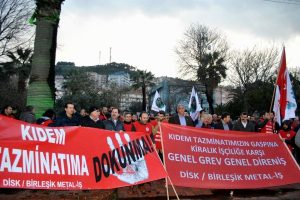 Bursa'da metal iş&ccedil;ileri kıdem tazminatı i&ccedil;in yollara d&ouml;k&uuml;ld&uuml;