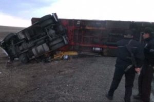 TIR otomobili bi&ccedil;ti: 1 &ouml;l&uuml;, 2 yaralı