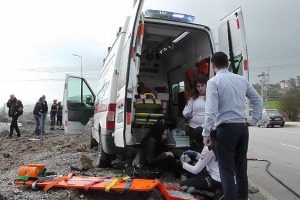 Hasta taşıyan ambulans kaza yaptı