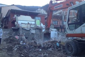 Bursa'da kep&ccedil;e yanlış evi yıktı!