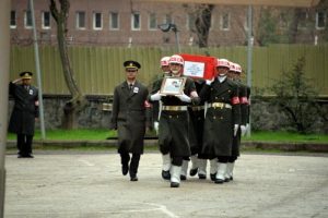 Şehit eşini asker selamıyla uğurladı