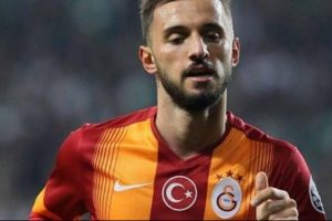 Sarı-kırmızılı taraftarlar Emre &Ccedil;olak'a tepki g&ouml;sterdi