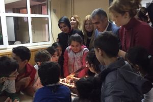 Bursa'da Ak Partili kadınlar işitme engelli miniklerle buluştu