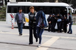 Polisin arsasını sahte kimlik ve tapuyla satmaya &ccedil;alıştılar