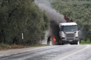 Bursa'da odun y&uuml;kl&uuml; kamyon alev alev yandı!