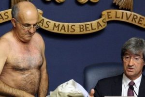 Portekizli vekil Parlamento'da soyundu