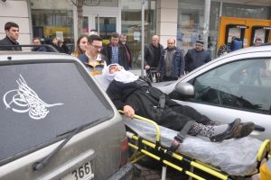 Bursa'da yaşlı kadına otomobil &ccedil;arptı!