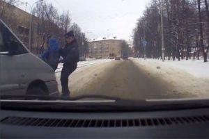 Polis k&uuml;&ccedil;&uuml;k &ccedil;ocuğun hayatını b&ouml;yle kurtardı
