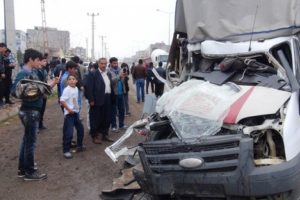 Hayvan y&uuml;kl&uuml; ara&ccedil; kaza yaptı: 3 yaralı