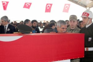 G&ouml;rme engelli babadan şehit oğluna son veda