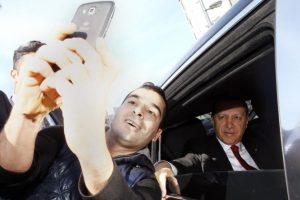 Erdoğan'ın konvoyunu durdurup selfie &ccedil;ektiler