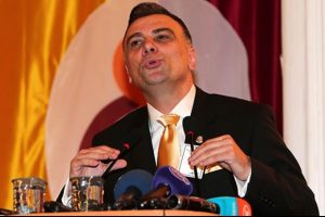 Galatasaray'ın kurucusu Ali Sami Yen'den &ouml;z&uuml;r diledi