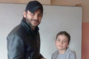 Samsunspor'un merhum taraftarı i&ccedil;in &ouml;ğrencilere &ccedil;anta ve kitap dağıttılar