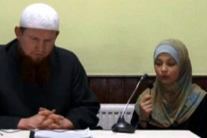 Polisi bı&ccedil;aklayan kızın propaganda videolarında kullanıldığı ortaya &ccedil;ıktı