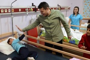 Kendisini savaş mağduru &ccedil;ocuklara adadı